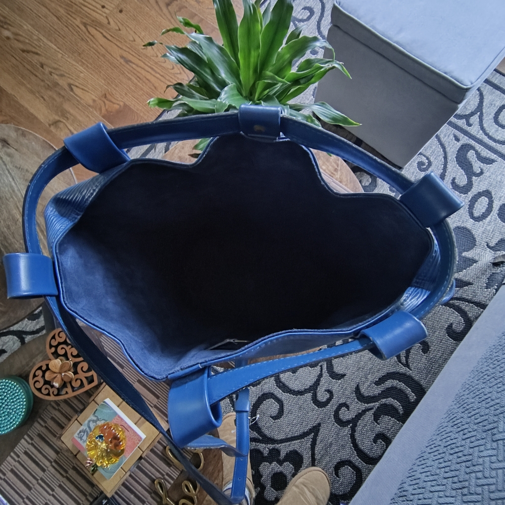 Authentic Louis Vuitton Large Unisex Epi Blue Sling Bag - Picture 7 of 11